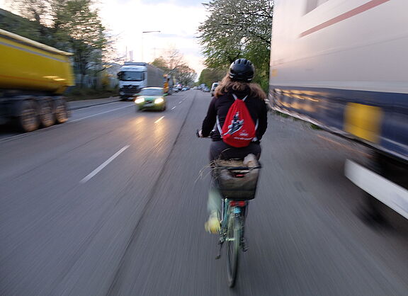 Radfahrerin Hohe Geschwindigkeiten, fehlende Radinfrastruktur und Schwerlastverkehr laden nicht zum Radfahren ein.