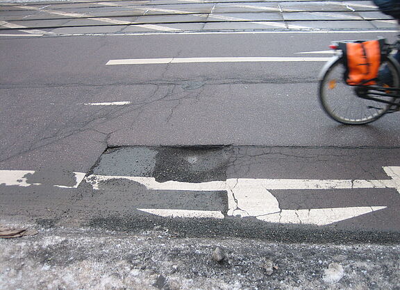 Schlagloch auf der Straße. Schlagloch auf der Straße.